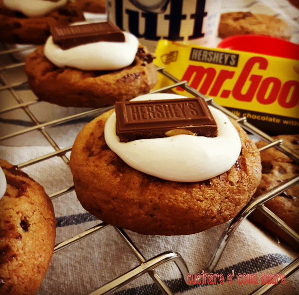 Cookies au chocolat surmont de Fluff et d'un carr de chocolat