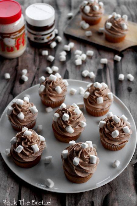 Cupcake au beurre de cacahute, chocolat et coeur au Fluff caramel
