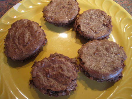 Macarons au cacao et fourrs au marshmallow Fluff